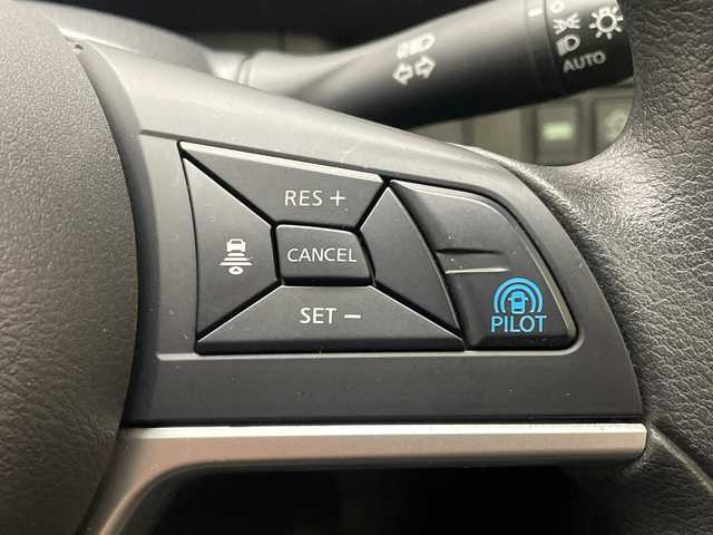 日産 セレナ X Vセレクション 愛媛県 2017(平29)年 5.3万km ダイヤモンドブラック 純正ナビ/Bluetooth/フルセグ/プロパイロット/フリップダウンモニター/両側電動スライドドア/全周囲カメラ/衝突被害軽減ブレーキ/レーンキープアシスト/前後コーナーセンサー/LEDヘッドライト/オートライト/ドライブレコーダー/ETC/ウォークスルー/プッシュスタート/保証書/取扱説明書