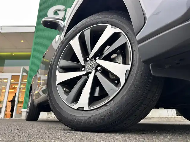 レクサス ＮＸ 300h バージョンL 宮城県 2019(平31)年 6.5万km マーキュリーグレーマイカ マークレビンソンプレミアムサラウンドサウンドシステム/パノラミックビューモニター＋パーキングサポートブレーキ（静止物）/ムーンルーフ/ルーフレール/ワイヤレス充電/＝＝＝/セーフティシステムプラス/・プリクラッシュセーフティ/・レーンディパーチャーアラート/・アダプティブハイビームシステム/・レーダークルーズコントロール/純正ナビ/・CD/DVD/・Bluetooth/・フルセグTV/ビルトインETC2.0/ドライブレコーダー/AC100V/100W電源/ハンズフリーパワーバックドア/本革シート/シートヒーター（前席/後席）/ベンチレーション（前席）/パワーシート（運転席メモリー機能付）/電動格納/リクライニング機能付6:4分割可倒式シート（リア）/革巻きステアリング/ステアリングヒーター/パドルシフト/電動パーキングブレーキ/ブレーキホールド/角型3眼LEDヘッドランプ/フォグランプ/オートライト/スマートキー＆プッシュスタート/純正18インチAW/純正フロアマット/W/サイド/カーテン/ニーエアバッグ