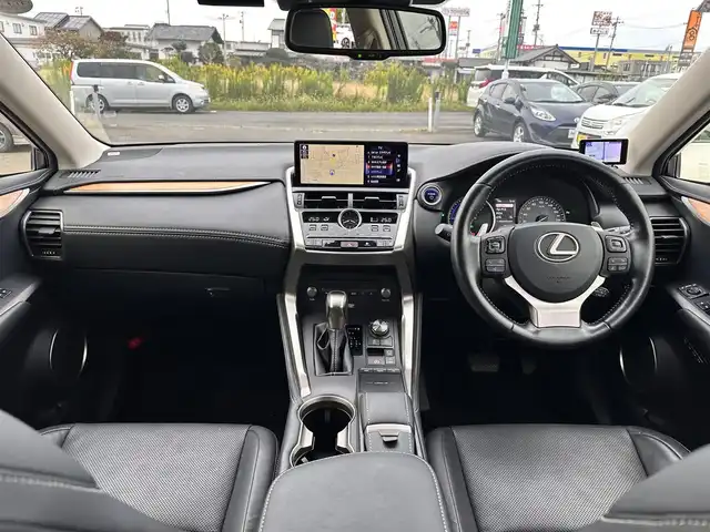 レクサス ＮＸ 300h バージョンL 宮城県 2019(平31)年 6.5万km マーキュリーグレーマイカ マークレビンソンプレミアムサラウンドサウンドシステム/パノラミックビューモニター＋パーキングサポートブレーキ（静止物）/ムーンルーフ/ルーフレール/ワイヤレス充電/＝＝＝/セーフティシステムプラス/・プリクラッシュセーフティ/・レーンディパーチャーアラート/・アダプティブハイビームシステム/・レーダークルーズコントロール/純正ナビ/・CD/DVD/・Bluetooth/・フルセグTV/ビルトインETC2.0/ドライブレコーダー/AC100V/100W電源/ハンズフリーパワーバックドア/本革シート/シートヒーター（前席/後席）/ベンチレーション（前席）/パワーシート（運転席メモリー機能付）/電動格納/リクライニング機能付6:4分割可倒式シート（リア）/革巻きステアリング/ステアリングヒーター/パドルシフト/電動パーキングブレーキ/ブレーキホールド/角型3眼LEDヘッドランプ/フォグランプ/オートライト/スマートキー＆プッシュスタート/純正18インチAW/純正フロアマット/W/サイド/カーテン/ニーエアバッグ