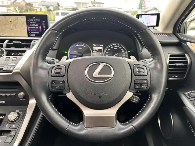 レクサス ＮＸ 300h バージョンL 宮城県 2019(平31)年 6.5万km マーキュリーグレーマイカ マークレビンソンプレミアムサラウンドサウンドシステム/パノラミックビューモニター＋パーキングサポートブレーキ（静止物）/ムーンルーフ/ルーフレール/ワイヤレス充電/＝＝＝/セーフティシステムプラス/・プリクラッシュセーフティ/・レーンディパーチャーアラート/・アダプティブハイビームシステム/・レーダークルーズコントロール/純正ナビ/・CD/DVD/・Bluetooth/・フルセグTV/ビルトインETC2.0/ドライブレコーダー/AC100V/100W電源/ハンズフリーパワーバックドア/本革シート/シートヒーター（前席/後席）/ベンチレーション（前席）/パワーシート（運転席メモリー機能付）/電動格納/リクライニング機能付6:4分割可倒式シート（リア）/革巻きステアリング/ステアリングヒーター/パドルシフト/電動パーキングブレーキ/ブレーキホールド/角型3眼LEDヘッドランプ/フォグランプ/オートライト/スマートキー＆プッシュスタート/純正18インチAW/純正フロアマット/W/サイド/カーテン/ニーエアバッグ