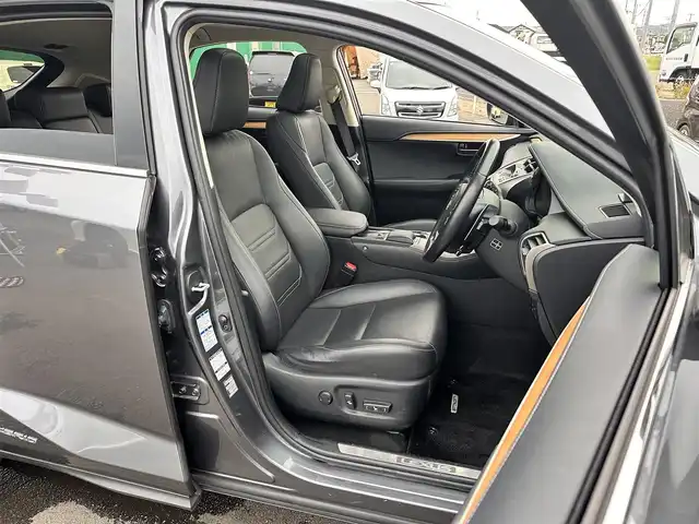 レクサス ＮＸ 300h バージョンL 宮城県 2019(平31)年 6.5万km マーキュリーグレーマイカ マークレビンソンプレミアムサラウンドサウンドシステム/パノラミックビューモニター＋パーキングサポートブレーキ（静止物）/ムーンルーフ/ルーフレール/ワイヤレス充電/＝＝＝/セーフティシステムプラス/・プリクラッシュセーフティ/・レーンディパーチャーアラート/・アダプティブハイビームシステム/・レーダークルーズコントロール/純正ナビ/・CD/DVD/・Bluetooth/・フルセグTV/ビルトインETC2.0/ドライブレコーダー/AC100V/100W電源/ハンズフリーパワーバックドア/本革シート/シートヒーター（前席/後席）/ベンチレーション（前席）/パワーシート（運転席メモリー機能付）/電動格納/リクライニング機能付6:4分割可倒式シート（リア）/革巻きステアリング/ステアリングヒーター/パドルシフト/電動パーキングブレーキ/ブレーキホールド/角型3眼LEDヘッドランプ/フォグランプ/オートライト/スマートキー＆プッシュスタート/純正18インチAW/純正フロアマット/W/サイド/カーテン/ニーエアバッグ
