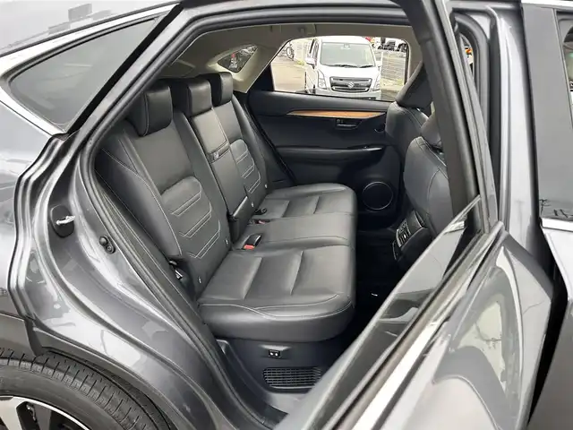 レクサス ＮＸ 300h バージョンL 宮城県 2019(平31)年 6.5万km マーキュリーグレーマイカ マークレビンソンプレミアムサラウンドサウンドシステム/パノラミックビューモニター＋パーキングサポートブレーキ（静止物）/ムーンルーフ/ルーフレール/ワイヤレス充電/＝＝＝/セーフティシステムプラス/・プリクラッシュセーフティ/・レーンディパーチャーアラート/・アダプティブハイビームシステム/・レーダークルーズコントロール/純正ナビ/・CD/DVD/・Bluetooth/・フルセグTV/ビルトインETC2.0/ドライブレコーダー/AC100V/100W電源/ハンズフリーパワーバックドア/本革シート/シートヒーター（前席/後席）/ベンチレーション（前席）/パワーシート（運転席メモリー機能付）/電動格納/リクライニング機能付6:4分割可倒式シート（リア）/革巻きステアリング/ステアリングヒーター/パドルシフト/電動パーキングブレーキ/ブレーキホールド/角型3眼LEDヘッドランプ/フォグランプ/オートライト/スマートキー＆プッシュスタート/純正18インチAW/純正フロアマット/W/サイド/カーテン/ニーエアバッグ