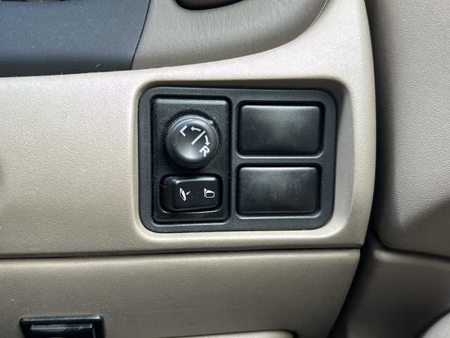 日産 ブルーバード シルフィ 18Vi－4 道央・札幌 2003(平15)年 4.8万km チタニウムシルバー カーオーディオ（FM/AM/CD)/オートライト/エンジンスターター/電動格納ミラー/パワーウィンドウ/デフロスター/純正マット/ラバーマット/積込冬タイヤ