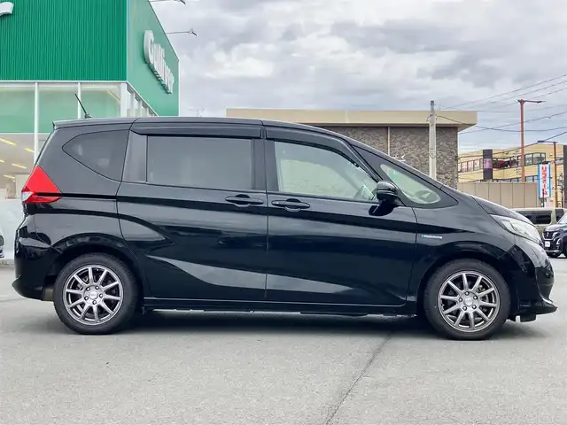 ホンダ フリード ハイブリット EX 静岡県 2017(平29)年 9.6万km クリスタルブラックパール 純正9インチナビ(CD/DVD/BT/フルセグ)/バックカメラ/エンジンスタートボタン/パワーステアリング/パワーウィンドウ/寒冷地仕様/アイドリングストップ/スマートキー/スペアキー１本/オートエアコン/レーダークルーズコントロール/後席モニター(VM-185EN)/純正ETC/ドライブレコーダー/ウォークスルー/社外フロアマット/ハーフレザーシート/D席N席シートヒーター/両側パワースライドドア/社外アルミホイール/ABS/横滑り防止装置/レーンキープアシスト/オートライト/LEDヘッドライト/W+サイドエアバッグ/カーテンエアバッグ/衝突軽減システム/パワステ不調(カクカクする)