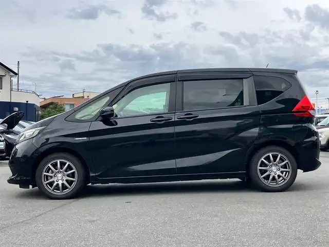 ホンダ フリード ハイブリット EX 静岡県 2017(平29)年 9.6万km クリスタルブラックパール 純正9インチナビ(CD/DVD/BT/フルセグ)/バックカメラ/エンジンスタートボタン/パワーステアリング/パワーウィンドウ/寒冷地仕様/アイドリングストップ/スマートキー/スペアキー１本/オートエアコン/レーダークルーズコントロール/後席モニター(VM-185EN)/純正ETC/ドライブレコーダー/ウォークスルー/社外フロアマット/ハーフレザーシート/D席N席シートヒーター/両側パワースライドドア/社外アルミホイール/ABS/横滑り防止装置/レーンキープアシスト/オートライト/LEDヘッドライト/W+サイドエアバッグ/カーテンエアバッグ/衝突軽減システム/パワステ不調(カクカクする)