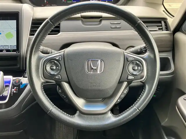 ホンダ フリード ハイブリット EX 静岡県 2017(平29)年 9.6万km クリスタルブラックパール 純正9インチナビ(CD/DVD/BT/フルセグ)/バックカメラ/エンジンスタートボタン/パワーステアリング/パワーウィンドウ/寒冷地仕様/アイドリングストップ/スマートキー/スペアキー１本/オートエアコン/レーダークルーズコントロール/後席モニター(VM-185EN)/純正ETC/ドライブレコーダー/ウォークスルー/社外フロアマット/ハーフレザーシート/D席N席シートヒーター/両側パワースライドドア/社外アルミホイール/ABS/横滑り防止装置/レーンキープアシスト/オートライト/LEDヘッドライト/W+サイドエアバッグ/カーテンエアバッグ/衝突軽減システム/パワステ不調(カクカクする)