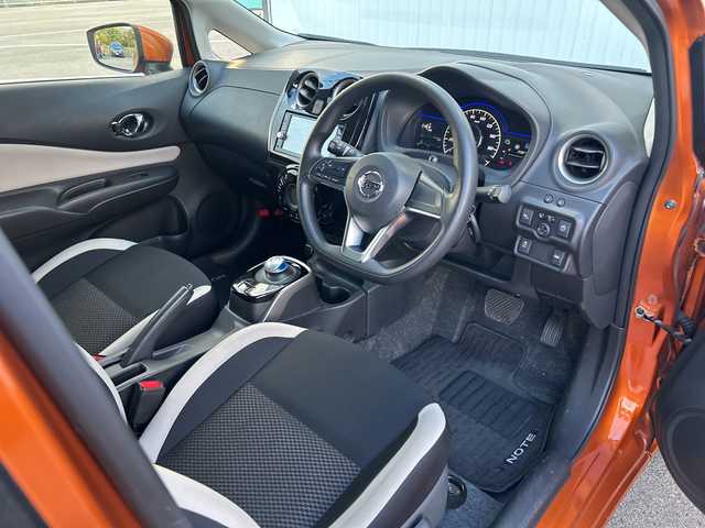 日産 ノート e－パワー X 愛媛県 2016(平28)年 2.1万km プレミアムコロナオレンジ 純正ナビ/Bluetooth/CD/DVD/USB/SD/ETC/ドライブレコーダー前のみ/アラウンドビューモニター/バックカメラ/純正フロアマット/アイドリングストップ/オートLEDヘッドライト/レーンキープアシスト/スマートキー/スペアキー/プッシュスタート/保証書/取扱説明書