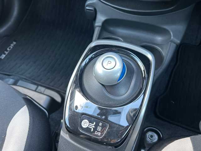 日産 ノート e－パワー X 愛媛県 2016(平28)年 2.1万km プレミアムコロナオレンジ 純正ナビ/Bluetooth/CD/DVD/USB/SD/ETC/ドライブレコーダー前のみ/アラウンドビューモニター/バックカメラ/純正フロアマット/アイドリングストップ/オートLEDヘッドライト/レーンキープアシスト/スマートキー/スペアキー/プッシュスタート/保証書/取扱説明書