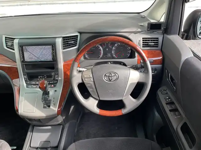 トヨタ ヴェルファイア 2．4Z プラチナセレクション 大阪府 2009(平21)年 7.6万km ブラック 純正ナビ/　FM/AM/フルセグTV/Bluetooth/AUX/CD/DVD/フリップダウンモニター/パワーバックドア/ステアリングスイッチ/革巻きステアリング/バックカメラ/フロントコーナーセンサー/クリアランスソナー/HIDヘッドライト/フォグランプ/純正18インチアルミホイール/プッシュスタート/オートライト/スペアキー/記録簿：H24.26.28.30.R2.4.6年分あり