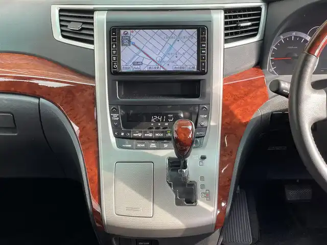 トヨタ ヴェルファイア 2．4Z プラチナセレクション 大阪府 2009(平21)年 7.6万km ブラック 純正ナビ/　FM/AM/フルセグTV/Bluetooth/AUX/CD/DVD/フリップダウンモニター/パワーバックドア/ステアリングスイッチ/革巻きステアリング/バックカメラ/フロントコーナーセンサー/クリアランスソナー/HIDヘッドライト/フォグランプ/純正18インチアルミホイール/プッシュスタート/オートライト/スペアキー/記録簿：H24.26.28.30.R2.4.6年分あり