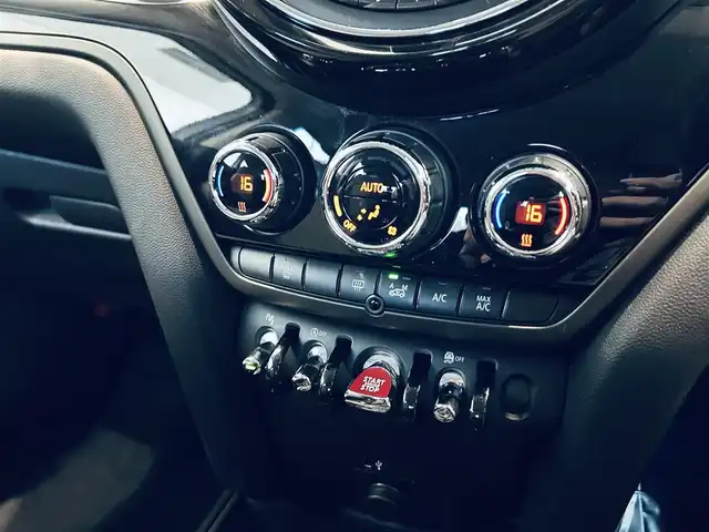 ＭＩＮＩ ミニ クロスオーバー クーパー D コーンウォールED 大阪府 2020(令2)年 5.5万km ライトホワイト ワンオーナー/ペッパーP/インテリジェントセーフティ/純正ナビ/バックカメラ/電動リアゲート/ハーフレザー/純正18インチAW/LEDヘッドライト/ACC/ETC/ドラレコ