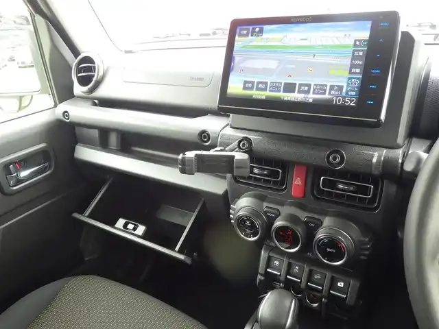スズキ ジムニー XC 千葉県 2024(令6)年 1.5万km ジャングルグリーン スズキセーフティサポート/社外メモリーナビ/地デジTV/【DVD/CD再生機能　Bluetooth接続】/バックカメラ/ドライブレコーダー（HDR301）/革巻きステアリング/ステアリングスイッチ/前席シートヒーター/ETC/LEDヘッドライト/フォグライト/ウインカーミラー/純正16インチアルミホイル/携帯リモコン