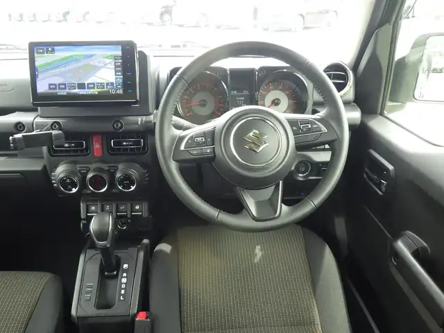 スズキ ジムニー XC 千葉県 2024(令6)年 1.5万km ジャングルグリーン スズキセーフティサポート/社外メモリーナビ/地デジTV/【DVD/CD再生機能　Bluetooth接続】/バックカメラ/ドライブレコーダー（HDR301）/革巻きステアリング/ステアリングスイッチ/前席シートヒーター/ETC/LEDヘッドライト/フォグライト/ウインカーミラー/純正16インチアルミホイル/携帯リモコン
