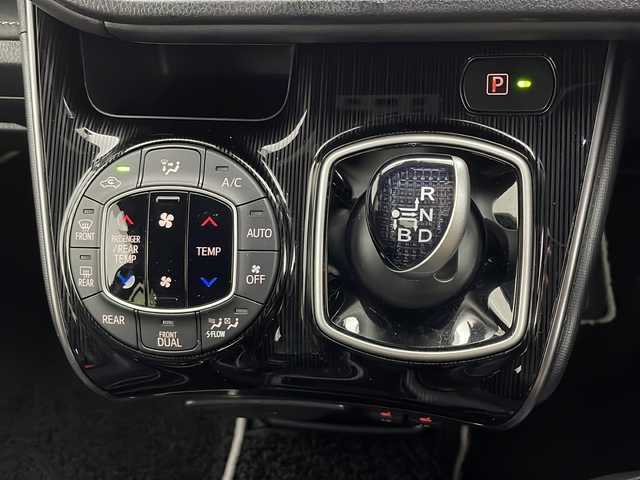 トヨタ エスクァイア ハイブリッド Gi プレミアムパッケージ ブラックテーラード 千葉県 2021(令3)年 5.9万km ブラック 禁煙車　/衝突軽減システム　/純正ナビ　/ＡＭ　ＦＭ　ＣＤ　ＤＶＤ　ＢＴ　フルセグ　/後席モニター　/レーンキープアシスト　/コーナーセンサー　/両側パワースライドドア　/先行車発進お知らせ　/ＬＥＤヘッドライト/クルーズコントロール/フォグランプ/シートヒーター/ハンドルヒーター/バックカメラ/ハーフレザーシート/電格ミラー/純正アルミホイール/純正フロアマット/プッシュスタート/スマートキー