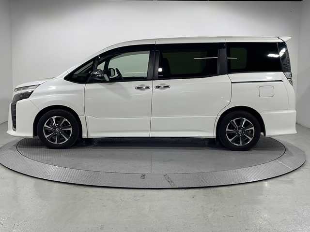 トヨタ ヴォクシー ZS 煌Ⅲ 広島県 2021(令3)年 2.9万km ホワイトパールクリスタルシャイン 純正10型ナビ/純正フリップダウンモニター/両側パワースライドドア/バックカメラ/クリアランスソナー/セーフティセンス/・プリクラッシュセーフティ/・レーンディパーチャーアラート/・オートマチックハイビーム/クルーズコントロール/LEDヘッドランプ/純正16インチAW/ETC2.0/ドライブレコーダー