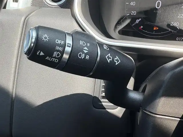 ランドローバー レンジローバー ヴォーグ 石川県 2019(令1)年 1.8万km 白 4WD/純正メモリナビ（Bluetooth）/フルセグテレビ/黒レザーシート/全席パワーシート/全席シートヒーター/エアシート/バックカメラ/パワーバックドア/アイドリングストップ/パーキングアシスト/ガラスルーフ/LEDヘッドライト/オートライト/AppleCarPlay/ビルトインETC/衝突軽減ブレーキ/USB