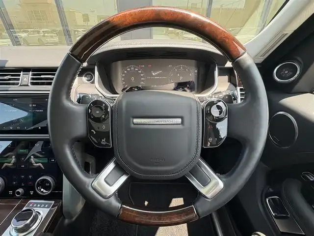 ランドローバー レンジローバー ヴォーグ 石川県 2019(令1)年 1.8万km 白 4WD/純正メモリナビ（Bluetooth）/フルセグテレビ/黒レザーシート/全席パワーシート/全席シートヒーター/エアシート/バックカメラ/パワーバックドア/アイドリングストップ/パーキングアシスト/ガラスルーフ/LEDヘッドライト/オートライト/AppleCarPlay/ビルトインETC/衝突軽減ブレーキ/USB