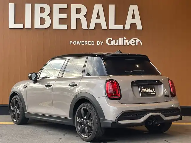 ＭＩＮＩ ＢＭＷ ミニ クーパー S 高知県 2023(令5)年 0.8万km グレーＭ ルーフトップグレーメタリック/ワンオーナー/純正ディスプレイオーディオ/【BT/AppleCarplay】/バックカメラ/クルーズコントロール/衝突被害軽減ブレーキ/横滑り防止/ハーフレザーシート/シートヒーター/コーナー、バックセンサー/ETC/前後ドライブレコーダー/パドルシフト/オートワイパー/オートライト/純正LEDライト/スマートキー/プッシュスタート/MTモード付きAT/アイドリングストップ/純正アルミホイール 17インチ/純正フロアマット