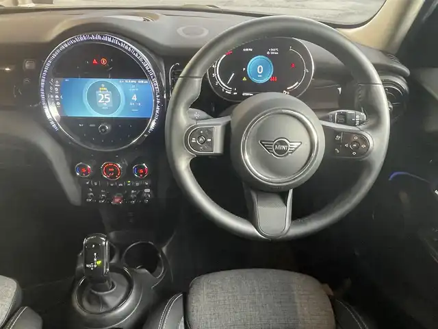 ＭＩＮＩ ＢＭＷ ミニ クーパー S 高知県 2023(令5)年 0.8万km グレーＭ ルーフトップグレーメタリック/ワンオーナー/純正ディスプレイオーディオ/【BT/AppleCarplay】/バックカメラ/クルーズコントロール/衝突被害軽減ブレーキ/横滑り防止/ハーフレザーシート/シートヒーター/コーナー、バックセンサー/ETC/前後ドライブレコーダー/パドルシフト/オートワイパー/オートライト/純正LEDライト/スマートキー/プッシュスタート/MTモード付きAT/アイドリングストップ/純正アルミホイール 17インチ/純正フロアマット