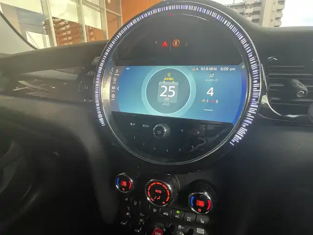 ＭＩＮＩ ＢＭＷ ミニ クーパー S 高知県 2023(令5)年 0.8万km グレーＭ ルーフトップグレーメタリック/ワンオーナー/純正ディスプレイオーディオ/【BT/AppleCarplay】/バックカメラ/クルーズコントロール/衝突被害軽減ブレーキ/横滑り防止/ハーフレザーシート/シートヒーター/コーナー、バックセンサー/ETC/前後ドライブレコーダー/パドルシフト/オートワイパー/オートライト/純正LEDライト/スマートキー/プッシュスタート/MTモード付きAT/アイドリングストップ/純正アルミホイール 17インチ/純正フロアマット