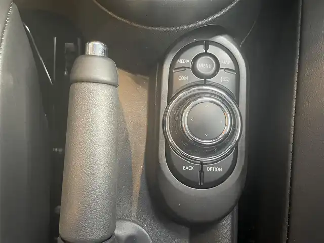 ＭＩＮＩ ＢＭＷ ミニ クーパー S 高知県 2023(令5)年 0.8万km グレーＭ ルーフトップグレーメタリック/ワンオーナー/純正ディスプレイオーディオ/【BT/AppleCarplay】/バックカメラ/クルーズコントロール/衝突被害軽減ブレーキ/横滑り防止/ハーフレザーシート/シートヒーター/コーナー、バックセンサー/ETC/前後ドライブレコーダー/パドルシフト/オートワイパー/オートライト/純正LEDライト/スマートキー/プッシュスタート/MTモード付きAT/アイドリングストップ/純正アルミホイール 17インチ/純正フロアマット