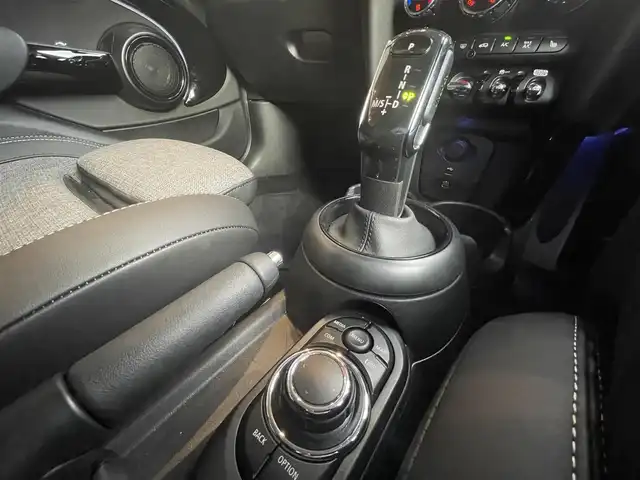 ＭＩＮＩ ＢＭＷ ミニ クーパー S 高知県 2023(令5)年 0.8万km グレーＭ ルーフトップグレーメタリック/ワンオーナー/純正ディスプレイオーディオ/【BT/AppleCarplay】/バックカメラ/クルーズコントロール/衝突被害軽減ブレーキ/横滑り防止/ハーフレザーシート/シートヒーター/コーナー、バックセンサー/ETC/前後ドライブレコーダー/パドルシフト/オートワイパー/オートライト/純正LEDライト/スマートキー/プッシュスタート/MTモード付きAT/アイドリングストップ/純正アルミホイール 17インチ/純正フロアマット