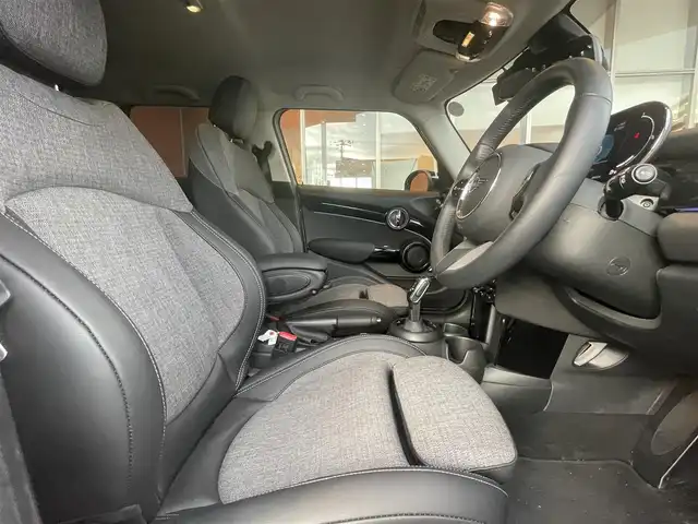 ＭＩＮＩ ＢＭＷ ミニ クーパー S 高知県 2023(令5)年 0.8万km グレーＭ ルーフトップグレーメタリック/ワンオーナー/純正ディスプレイオーディオ/【BT/AppleCarplay】/バックカメラ/クルーズコントロール/衝突被害軽減ブレーキ/横滑り防止/ハーフレザーシート/シートヒーター/コーナー、バックセンサー/ETC/前後ドライブレコーダー/パドルシフト/オートワイパー/オートライト/純正LEDライト/スマートキー/プッシュスタート/MTモード付きAT/アイドリングストップ/純正アルミホイール 17インチ/純正フロアマット