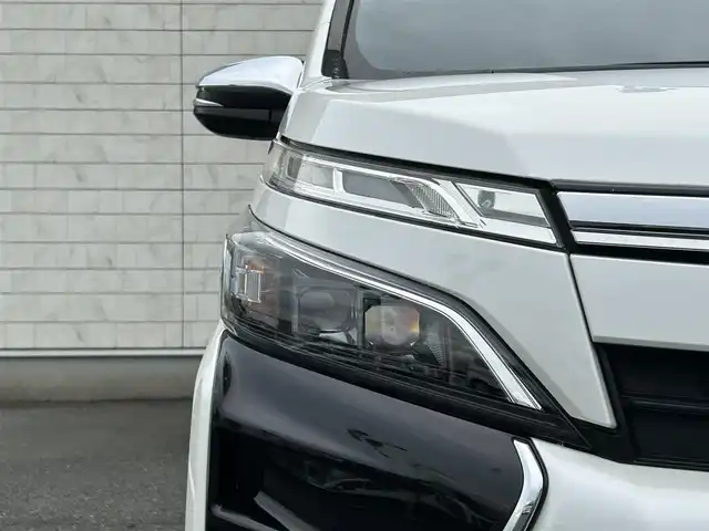 トヨタ ヴォクシー ZS 煌 福岡県 2018(平30)年 5.3万km ホワイトパールクリスタルシャイン 純正9型SDナビ（フルセグTV/CD/DVD/BT）バックモニタートヨタセーフティセンスクルコン両側パワスラドラレコETCUSBポート純正LEDヘッドライト純正19インチアルミホイール純正フロアマットプッシュスタートスマートキー