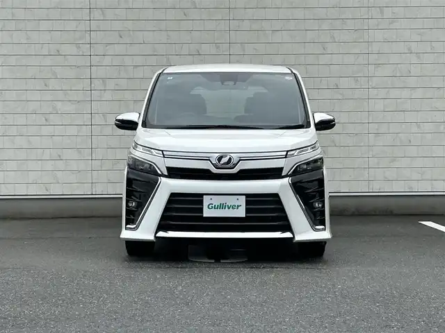トヨタ ヴォクシー ZS 煌 福岡県 2018(平30)年 5.3万km ホワイトパールクリスタルシャイン 純正9型SDナビ（フルセグTV/CD/DVD/BT）バックモニタートヨタセーフティセンスクルコン両側パワスラドラレコETCUSBポート純正LEDヘッドライト純正19インチアルミホイール純正フロアマットプッシュスタートスマートキー