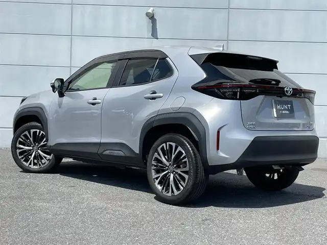 トヨタ ヤリスクロス ハイブリッド Z 千葉県 2021(令3)年 1万km シルバーメタリック トヨタセーフティセンス/・衝突軽減ブレーキ/レーンキープアシスト/・レーダークルーズコントロール/オートハイビーム/・クリアランスソナー/ブラインドスポットモニター/純正メーカーディスプレイナビ/・BT/USB/カープレイ/バックカメラ/ステアリングスイッチ/電動パーキングブレーキ/ブレーキホールド/ハーフレザーシート/パワーシート(D席)/シートヒーター(D/N席)/LEDヘッドライト/オートライト/スマートキー/プッシュスタート/純正フロアマット/純正18インチAW