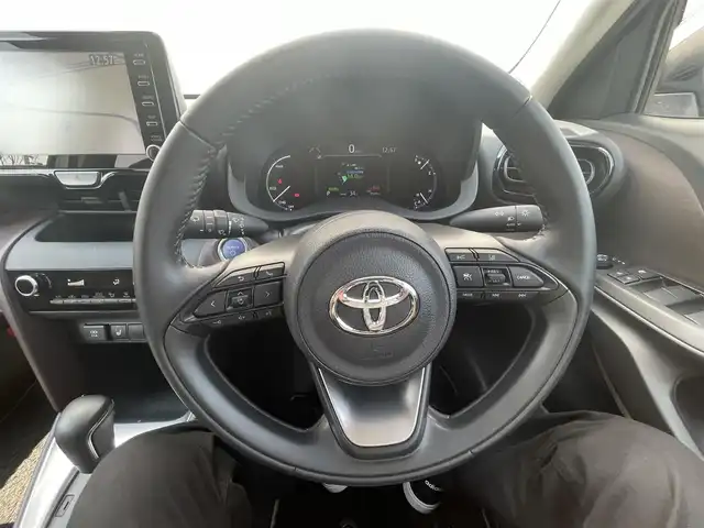 トヨタ ヤリスクロス ハイブリッド Z 千葉県 2021(令3)年 1万km シルバーメタリック トヨタセーフティセンス/・衝突軽減ブレーキ/レーンキープアシスト/・レーダークルーズコントロール/オートハイビーム/・クリアランスソナー/ブラインドスポットモニター/純正メーカーディスプレイナビ/・BT/USB/カープレイ/バックカメラ/ステアリングスイッチ/電動パーキングブレーキ/ブレーキホールド/ハーフレザーシート/パワーシート(D席)/シートヒーター(D/N席)/LEDヘッドライト/オートライト/スマートキー/プッシュスタート/純正フロアマット/純正18インチAW