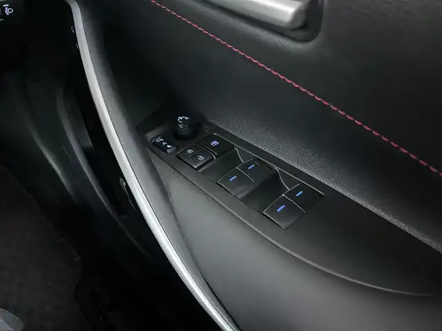 トヨタ カローラ スポーツ G Z 高知県 2022(令4)年 0.8万km プラチナホワイトパールマイカ 純正ナビ/　Bluetooth/Miracast/TRDエアロ/ビルトインETC/LEDヘッドライト/ドライブレコーダー/バックカメラ/トヨタセーフティーセンス/シートヒーター/オートライト/GPSレーダー探知機/ステアリングヒーター/純正18インチアルミホイール/純正フロアマット/本革巻きステアリング/クルーズコントロール/盗難防止装置