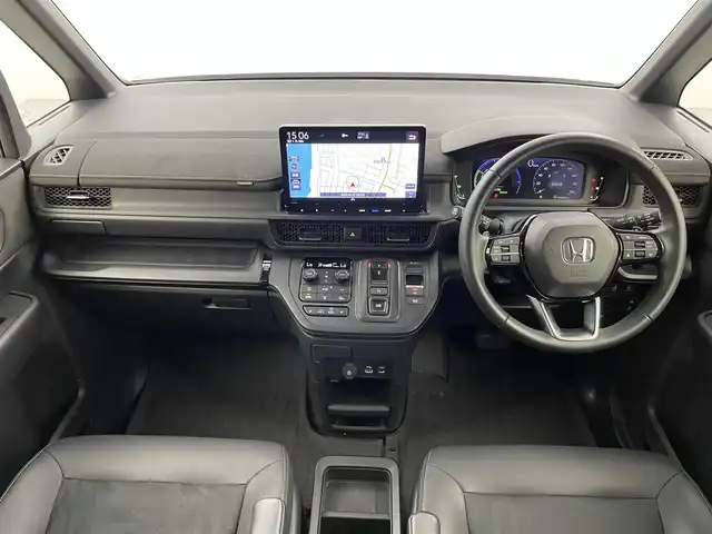 ホンダ ステップワゴン スパーダ eHEV プレミアムライン 福井県 2022(令4)年 1.9万km プラチナホワイトパール 純正１１．４インチナビ/CD/DVD/フルセグTV/Bluetooth/SD/AM/FM/マルチビューカメラシステム/ビルトインETC/パワーバックドア /Honda SENSING/・衝突軽減ブレーキ/・誤発進抑制昨日/・後方誤発進抑制機能/・近距離衝突軽減ブレーキ/・歩行者自己提言ステアリング/・路外逸脱抑制機能/・渋滞追従機能付きアダポティブクルーズコントロール/・車線維持支援システム/・トラフィックジャムアシスト（渋滞運転支援機能）/・先行車発進お知らせ機能/・標識認識機能/・オートハイビーム/・ブラインドスポットモニター/・後退車庫サポート/LEDヘッドライト/オートライトコントロール機能付き/LEDアクティブコーナリングライト/車両接近通報装置/電子制御パーキングブレーキ/オートブレーキホールド/ハーフレザーシート/シートヒーター /２列目オットマン/革巻きステアリング/ステアリングリモコン/ステアリングチルド機構/両側パワースライドドア /プッシュスタート /純正１７インチアルミ