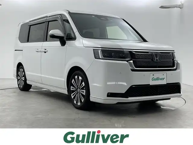 ホンダ ステップワゴン スパーダ eHEV プレミアムライン 福井県 2022(令4)年 1.9万km プラチナホワイトパール 純正１１．４インチナビ/CD/DVD/フルセグTV/Bluetooth/SD/AM/FM/マルチビューカメラシステム/ビルトインETC/パワーバックドア /Honda SENSING/・衝突軽減ブレーキ/・誤発進抑制昨日/・後方誤発進抑制機能/・近距離衝突軽減ブレーキ/・歩行者自己提言ステアリング/・路外逸脱抑制機能/・渋滞追従機能付きアダポティブクルーズコントロール/・車線維持支援システム/・トラフィックジャムアシスト（渋滞運転支援機能）/・先行車発進お知らせ機能/・標識認識機能/・オートハイビーム/・ブラインドスポットモニター/・後退車庫サポート/LEDヘッドライト/オートライトコントロール機能付き/LEDアクティブコーナリングライト/車両接近通報装置/電子制御パーキングブレーキ/オートブレーキホールド/ハーフレザーシート/シートヒーター /２列目オットマン/革巻きステアリング/ステアリングリモコン/ステアリングチルド機構/両側パワースライドドア /プッシュスタート /純正１７インチアルミ