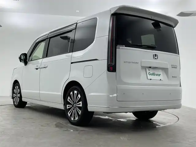 ホンダ ステップワゴン スパーダ eHEV プレミアムライン 福井県 2022(令4)年 1.9万km プラチナホワイトパール 純正１１．４インチナビ/CD/DVD/フルセグTV/Bluetooth/SD/AM/FM/マルチビューカメラシステム/ビルトインETC/パワーバックドア /Honda SENSING/・衝突軽減ブレーキ/・誤発進抑制昨日/・後方誤発進抑制機能/・近距離衝突軽減ブレーキ/・歩行者自己提言ステアリング/・路外逸脱抑制機能/・渋滞追従機能付きアダポティブクルーズコントロール/・車線維持支援システム/・トラフィックジャムアシスト（渋滞運転支援機能）/・先行車発進お知らせ機能/・標識認識機能/・オートハイビーム/・ブラインドスポットモニター/・後退車庫サポート/LEDヘッドライト/オートライトコントロール機能付き/LEDアクティブコーナリングライト/車両接近通報装置/電子制御パーキングブレーキ/オートブレーキホールド/ハーフレザーシート/シートヒーター /２列目オットマン/革巻きステアリング/ステアリングリモコン/ステアリングチルド機構/両側パワースライドドア /プッシュスタート /純正１７インチアルミ