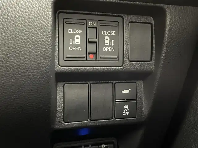 ホンダ ステップワゴン スパーダ eHEV プレミアムライン 福井県 2022(令4)年 1.9万km プラチナホワイトパール 純正１１．４インチナビ/CD/DVD/フルセグTV/Bluetooth/SD/AM/FM/マルチビューカメラシステム/ビルトインETC/パワーバックドア /Honda SENSING/・衝突軽減ブレーキ/・誤発進抑制昨日/・後方誤発進抑制機能/・近距離衝突軽減ブレーキ/・歩行者自己提言ステアリング/・路外逸脱抑制機能/・渋滞追従機能付きアダポティブクルーズコントロール/・車線維持支援システム/・トラフィックジャムアシスト（渋滞運転支援機能）/・先行車発進お知らせ機能/・標識認識機能/・オートハイビーム/・ブラインドスポットモニター/・後退車庫サポート/LEDヘッドライト/オートライトコントロール機能付き/LEDアクティブコーナリングライト/車両接近通報装置/電子制御パーキングブレーキ/オートブレーキホールド/ハーフレザーシート/シートヒーター /２列目オットマン/革巻きステアリング/ステアリングリモコン/ステアリングチルド機構/両側パワースライドドア /プッシュスタート /純正１７インチアルミ
