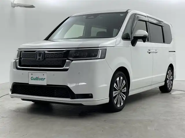 ホンダ ステップワゴン スパーダ eHEV プレミアムライン 福井県 2022(令4)年 1.9万km プラチナホワイトパール 純正１１．４インチナビ/CD/DVD/フルセグTV/Bluetooth/SD/AM/FM/マルチビューカメラシステム/ビルトインETC/パワーバックドア /Honda SENSING/・衝突軽減ブレーキ/・誤発進抑制昨日/・後方誤発進抑制機能/・近距離衝突軽減ブレーキ/・歩行者自己提言ステアリング/・路外逸脱抑制機能/・渋滞追従機能付きアダポティブクルーズコントロール/・車線維持支援システム/・トラフィックジャムアシスト（渋滞運転支援機能）/・先行車発進お知らせ機能/・標識認識機能/・オートハイビーム/・ブラインドスポットモニター/・後退車庫サポート/LEDヘッドライト/オートライトコントロール機能付き/LEDアクティブコーナリングライト/車両接近通報装置/電子制御パーキングブレーキ/オートブレーキホールド/ハーフレザーシート/シートヒーター /２列目オットマン/革巻きステアリング/ステアリングリモコン/ステアリングチルド機構/両側パワースライドドア /プッシュスタート /純正１７インチアルミ