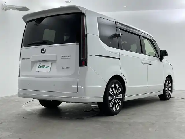 ホンダ ステップワゴン スパーダ eHEV プレミアムライン 福井県 2022(令4)年 1.9万km プラチナホワイトパール 純正１１．４インチナビ/CD/DVD/フルセグTV/Bluetooth/SD/AM/FM/マルチビューカメラシステム/ビルトインETC/パワーバックドア /Honda SENSING/・衝突軽減ブレーキ/・誤発進抑制昨日/・後方誤発進抑制機能/・近距離衝突軽減ブレーキ/・歩行者自己提言ステアリング/・路外逸脱抑制機能/・渋滞追従機能付きアダポティブクルーズコントロール/・車線維持支援システム/・トラフィックジャムアシスト（渋滞運転支援機能）/・先行車発進お知らせ機能/・標識認識機能/・オートハイビーム/・ブラインドスポットモニター/・後退車庫サポート/LEDヘッドライト/オートライトコントロール機能付き/LEDアクティブコーナリングライト/車両接近通報装置/電子制御パーキングブレーキ/オートブレーキホールド/ハーフレザーシート/シートヒーター /２列目オットマン/革巻きステアリング/ステアリングリモコン/ステアリングチルド機構/両側パワースライドドア /プッシュスタート /純正１７インチアルミ