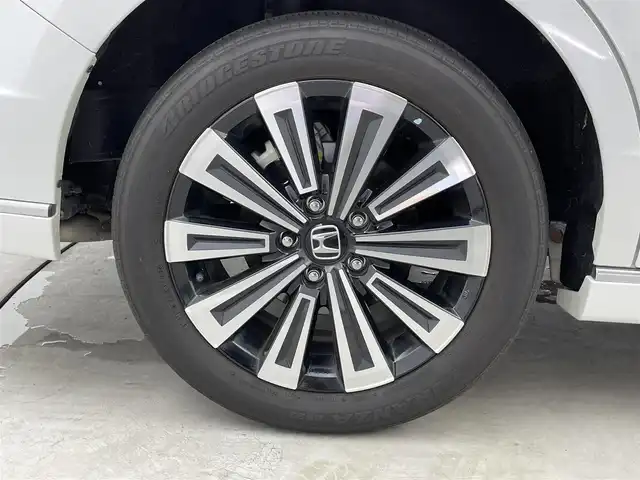 ホンダ ステップワゴン スパーダ eHEV プレミアムライン 福井県 2022(令4)年 1.9万km プラチナホワイトパール 純正１１．４インチナビ/CD/DVD/フルセグTV/Bluetooth/SD/AM/FM/マルチビューカメラシステム/ビルトインETC/パワーバックドア /Honda SENSING/・衝突軽減ブレーキ/・誤発進抑制昨日/・後方誤発進抑制機能/・近距離衝突軽減ブレーキ/・歩行者自己提言ステアリング/・路外逸脱抑制機能/・渋滞追従機能付きアダポティブクルーズコントロール/・車線維持支援システム/・トラフィックジャムアシスト（渋滞運転支援機能）/・先行車発進お知らせ機能/・標識認識機能/・オートハイビーム/・ブラインドスポットモニター/・後退車庫サポート/LEDヘッドライト/オートライトコントロール機能付き/LEDアクティブコーナリングライト/車両接近通報装置/電子制御パーキングブレーキ/オートブレーキホールド/ハーフレザーシート/シートヒーター /２列目オットマン/革巻きステアリング/ステアリングリモコン/ステアリングチルド機構/両側パワースライドドア /プッシュスタート /純正１７インチアルミ
