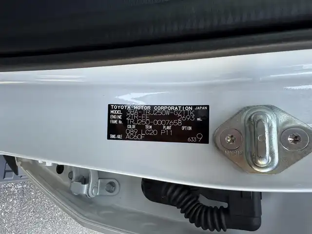 トヨタ ランドクルーザー ２５０ VX 佐賀県 2024(令6)年 0.8万km プラチナホワイトパールマイカ チルト＆スライド電動ムーンルーフ/黒革シート/純正12.3インチディスプレイオーディオ(ナビ機能付)/・フルセグTV/AM/FM/USB/HDMI/Bluetooth/パノラミックビューモニター/前後ドライブレコーダー(ディスプレイ内蔵)/ビルトインETC2.0/デジタルインナーミラー/パワーバックドア(予約ロック機能付)/電子パーキングブレーキ/・AUTO HOLD機能/D席パワーシート/DN席シートヒーター/シートベンチレーション/ISOFIX対応/革巻きステアリング/ステアリングヒーター/ステアリングリモコン/純正18インチアルミホイール/純正LEDヘッドライト/・オートマチックハイビーム/純正LEDフォグランプ/リヤフォグランプ/純正フロアマット/新車保証書/スペアキー１本/トヨタセーフティセンス/・レーダークルーズコントロール/・レーンディパーチャーアラート/・ブラインドスポットモニター/・プリクラッシュセーフティ/・クリアランスソナー/・リヤクロストラフィックアラート/・リヤカメラディテクション/・ロードサインアシスト/・安心降車アシスト