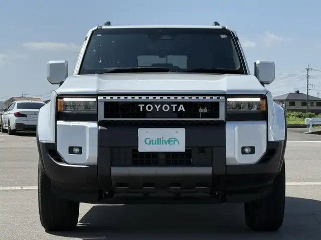 トヨタ ランドクルーザー ２５０ VX 佐賀県 2024(令6)年 0.8万km プラチナホワイトパールマイカ チルト＆スライド電動ムーンルーフ/黒革シート/純正12.3インチディスプレイオーディオ(ナビ機能付)/・フルセグTV/AM/FM/USB/HDMI/Bluetooth/パノラミックビューモニター/前後ドライブレコーダー(ディスプレイ内蔵)/ビルトインETC2.0/デジタルインナーミラー/パワーバックドア(予約ロック機能付)/電子パーキングブレーキ/・AUTO HOLD機能/D席パワーシート/DN席シートヒーター/シートベンチレーション/ISOFIX対応/革巻きステアリング/ステアリングヒーター/ステアリングリモコン/純正18インチアルミホイール/純正LEDヘッドライト/・オートマチックハイビーム/純正LEDフォグランプ/リヤフォグランプ/純正フロアマット/新車保証書/スペアキー１本/トヨタセーフティセンス/・レーダークルーズコントロール/・レーンディパーチャーアラート/・ブラインドスポットモニター/・プリクラッシュセーフティ/・クリアランスソナー/・リヤクロストラフィックアラート/・リヤカメラディテクション/・ロードサインアシスト/・安心降車アシスト