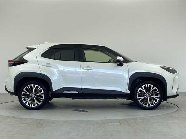 トヨタ ヤリスクロス ハイブリッド Z 愛知県 2021(令3)年 3.7万km ホワイトパールクリスタルシャイン ・ワンオーナー/・純正ナビ/Bluetooth/Apple Carplay/フルセグTV/AM/FM/・全周囲カメラ/・ハーフレザーシート/・運/助シートヒーター/・ハンドルヒーター/・運パワーシート/・ブラインドスポットモニター/・オートブレーキホールド/・電動パワーバックドア/・前後ドライブコーダー/・ETC/・純正フロアマット/・純正１８インチアルミホイール/・ドアバイザー/・スマートキー×２/・オートLEDヘッドライト/トヨタセーフティセンス/・プリクラッシュセーフティ/・フロントクロストラフィックアラート（FCTA）/・レーンチェンジアシスト/・レーンディパーチャーアラート（LDA）/・レーダークルーズコントロール/・オートマチックハイビーム（AHB）/・ロードサインアシスト（RSA）