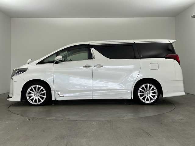 トヨタ アルファード S 兵庫県 2018(平30)年 7万km ホワイトパールクリスタルシャイン ・純正10インチナビ/Bluetooth/CD/DVD/USB/HDMI/TV/・バックカメラ/・サイドカメラ/・純正フリップダウンモニター/・トヨタセーフティセンス/・プリクラッシュセーフティ/・レーントレーシングアシスト/・クリアランスソナー/・パーキングサポートブレーキ/・ロードサインアシスト/・レーダクルーズコントロール/・オートマチックハイビーム/・横滑り防止装置/・電子パーキングブレーキ/・オートホールド/・両側パワースライドドア/・革巻きステアリング/・ステアリングスイッチ/・デジタルインナーミラー/・純正フロアマット/・全席合皮シートカバー/・オールオートパワーウィンドウ/・電動格納ミラー/・TRDエアロパーツ/・社外19インチアルミホイールタイヤ/・LEDヘッドライト/・フォグランプ/・MTモード付AT/・nanoe/・AC100V充電/・純正ドライブレコーダー/・ビルトインETC/・スマートキー