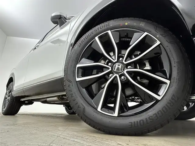 ホンダ ヴェゼル ハイブリッド e:HEV Z 岡山県 2025(令7)年 0.1万km未満 プラチナホワイトパール 登録済未使用車/Honda CONNECT９インチディスプレイオーディオ/（Bluetooth、フルセグTV、Carplay)/USB接続/レーダークルーズコントロール/LEDヘッドライト/ビルトインETC2.0/置くだけ充電/フロントグリル:ベルリナブラック/シートヒーター/ステアリングヒーター/ハーフレザー/ブラインドスポットモニター/パドルシフト/アイドリングストップ/チルトステアリング/シートリフター/ステアリングスイッチ/ISOFIX/純正リアスポイラー/バックカメラ/コーナーセンサー/踏み間違い防止/横滑り防止装置/スマートキー×2/新車保証書/取扱説明書