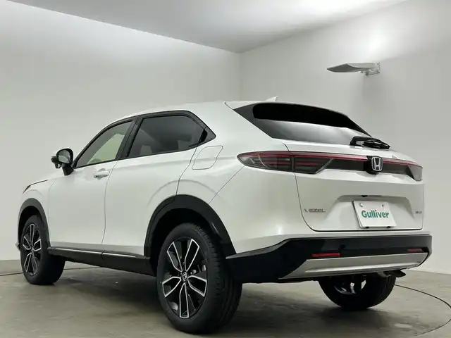 ホンダ ヴェゼル ハイブリッド e:HEV Z 岡山県 2025(令7)年 0.1万km未満 プラチナホワイトパール 登録済未使用車/Honda CONNECT９インチディスプレイオーディオ/（Bluetooth、フルセグTV、Carplay)/USB接続/レーダークルーズコントロール/LEDヘッドライト/ビルトインETC2.0/置くだけ充電/フロントグリル:ベルリナブラック/シートヒーター/ステアリングヒーター/ハーフレザー/ブラインドスポットモニター/パドルシフト/アイドリングストップ/チルトステアリング/シートリフター/ステアリングスイッチ/ISOFIX/純正リアスポイラー/バックカメラ/コーナーセンサー/踏み間違い防止/横滑り防止装置/スマートキー×2/新車保証書/取扱説明書