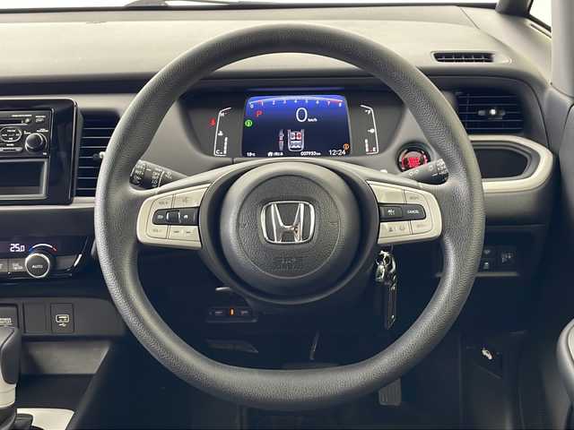 ホンダ フィット ホーム 道央・札幌 2023(令5)年 0.8万km クリスタルブラックパール ４ＷＤ/ホンダセンシング/純正オーディオ/　(CD/DVD/FM/AUX)/前後コーナーセンサー/ビルトインＥＴＣ/ＬＥＤライト/オートライト/オートハイビーム/純正フロアマット　/ハーフレザーシート/プッシュスタート/スマートキー/ステアリングリモコン/電動格納ミラー/取扱説明書/保証書