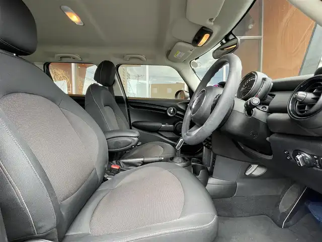 ＭＩＮＩ ミニ ヴィクトリア 高知県 2019(令1)年 4.4万km 黒 純正ナビ　/バックカメラ　/ＥＴＣ　/ＣＤ／ＤＶＤデッキ　/ＬＥＤヘッドライト　/革巻きステアリング　/純正アルミホイール　/ワンオーナー　/ドライビングアシスト　/ＬＥＤコンビネーションランプ　/クルーズコントロール