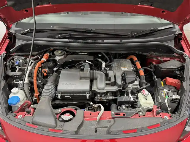 ホンダ フィット e:HEV RS 三重県 2023(令5)年 4.6万km プレミアムクリスタルレッドM e:HEV（ハイブリッド）/FF/MTモード付フロアCVT/純正 9インチナビ VXU-235FTi/（CD/DVD/FM/AM/TV/Music Rack/SD/USB/Bluetooth/AUX）/バックカメラ/ドライブレコーダー 前後/ビルトイン ETC/Honda SENSING/・衝突軽減ブレーキ［CMBS］/・車線維持支援システム［LKAS］/・アダプティブクルーズコントロール［ACC］/・路外逸脱抑制機能/・先行車発進お知らせ機能/・標識認識機能/・踏み間違い衝突軽減システム/・パーキングセンサーシステム（前後）/・オートハイビーム機能/装備/・ハーフレザーシート/・パドルシフト/・オートエアコン/・オートライト/・LEDヘッドライト/・電子パーキングブレーキ/・ブレーキホールド機能/・ステアリングスイッチ/・プッシュスタート/・USBジャック（充電x2、入力x1）/・後席チップアップ機能/・電動格納ドアミラー/・革巻きステアリング（ゴールドステッチ入）/・純正 16inAW/・保/取/ナビ取/・スマートキーx2