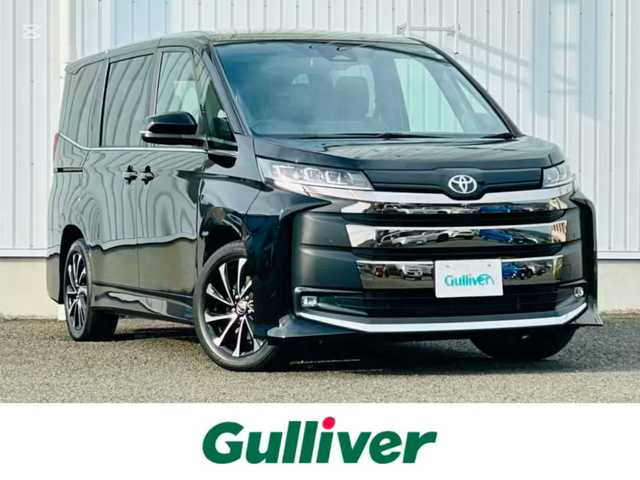 トヨタ ノア S－Z 熊本県 2022(令4)年 1.8万km アティチュードブラックマイカ 純正ディスプレイオーディオ/・AM/FM/BT/USB/Miracast/・バックカメラ/トヨタセーフティセンス/・レーンディパーチャーアラート/・プリクラッシュセーフティ/・プロアクティブドライビングアシスト/・クリアランスソナー/・パーキングサポートブレーキ/・ロードサインアシスト/・レーダークルーズコントロール/・先行者発信告知/・後退速度抑制/・オートマチックハイビーム/両側パワースライドドア/ＬＥＤヘッドライト/・フォグランプ/ビルトインＥＴＣ/電動リアゲート/1.2列目シートヒーター/・ハーフレザーシート/・オットマン/ナノイーX/ステアリングスイッチ/・革巻きステアリング/・ステアリングヒーター/電子パーキングブレーキ/電子ブレーキホールド/純正フロアマット/純正アルミホイール/MTモード付AT/電動格納ミラー/・ウィンカーミラー/ロールサンシェード/プッシュスタートボタン/スマートキー