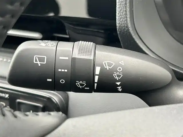 トヨタ ノア S－Z 熊本県 2022(令4)年 1.8万km アティチュードブラックマイカ 純正ディスプレイオーディオ/・AM/FM/BT/USB/Miracast/・バックカメラ/トヨタセーフティセンス/・レーンディパーチャーアラート/・プリクラッシュセーフティ/・プロアクティブドライビングアシスト/・クリアランスソナー/・パーキングサポートブレーキ/・ロードサインアシスト/・レーダークルーズコントロール/・先行者発信告知/・後退速度抑制/・オートマチックハイビーム/両側パワースライドドア/ＬＥＤヘッドライト/・フォグランプ/ビルトインＥＴＣ/電動リアゲート/1.2列目シートヒーター/・ハーフレザーシート/・オットマン/ナノイーX/ステアリングスイッチ/・革巻きステアリング/・ステアリングヒーター/電子パーキングブレーキ/電子ブレーキホールド/純正フロアマット/純正アルミホイール/MTモード付AT/電動格納ミラー/・ウィンカーミラー/ロールサンシェード/プッシュスタートボタン/スマートキー